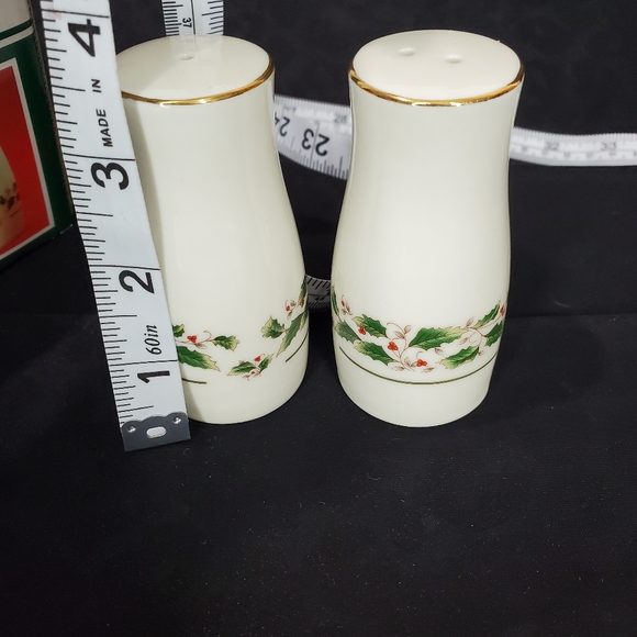VINTAGE Christmas Holiday Porcelain Salt and Pepper Shakers NWB Made in Japan - Picture 5 of 6